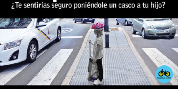 niño con casco entre el tráfico