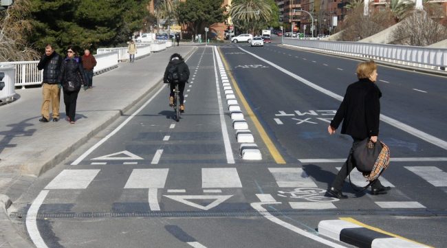 Carril bici segregado Pont de les Arts