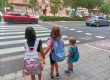 Foto de tres niños esperando para cruzar en la calle del Clariano, en València