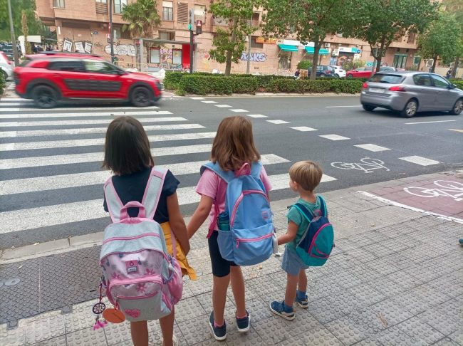 CEIP_FGL_niñ_cruce Foto de tres niños esperando para cruzar en la calle del Clariano, en València